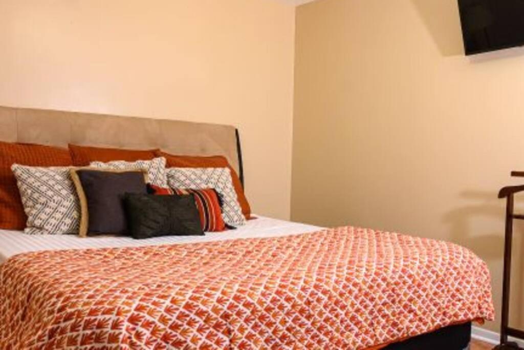 Great 2 Bedroom Condo,Free Parking,Easy Commute. Irvington Exteriér fotografie